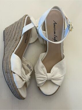 American Eagle white bow wedge sandals size US Woman's 9 no shoe box included